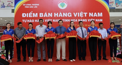 Tỉnh Đắk Lắk khai trương điểm bán hàng Việt Nam tại Siêu thị Co.op Mart Buôn Hồ